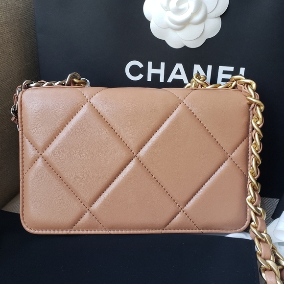 Authentic Brand New Chanel 19 WOC 21K - Picture 4 of 10